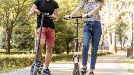 Lege nouă privind circulația bicicletelor și a trotinetelor. Pe care bandă nu mai au voie să meargă aceștia