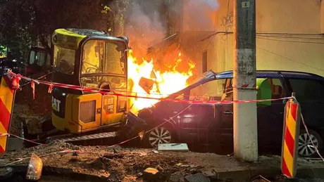 Un autoturism a luat foc după ce a intrat într-un buldoexcavator parcat pe o stradă din Roman. Șoferul a fugit de la fața locului