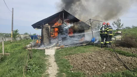 Incendiu la Iași. Flăcările violente au izbucnit la o casă - FOTO VIDEO