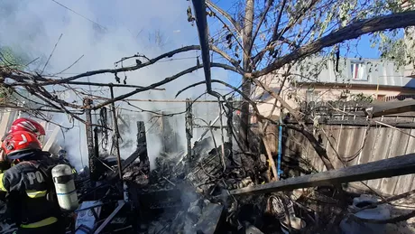 Incendiu în municipiul Iași Un gard a fost cuprins de flăcări - FOTO UPDATE