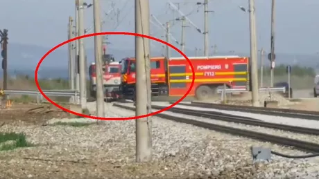 Incident dramatic pe o trecere de cale ferată Mașina de pompieri la o secundă de coliziunea cu un tren plin cu pasageri - FOTO VIDEO