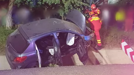 Accident rutier în comuna Bosanci județul Suceava Doi bărbați au ajuns cu mașina într-un șanț adânc după ce șoferul a pierdut controlul volanului - FOTO