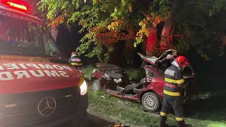 Accident rutier grav la Vaslui O femeie a decedat și o altă persoană a fost grav rănită după ce mașina în care se afla a intrat într-un copac - FOTO