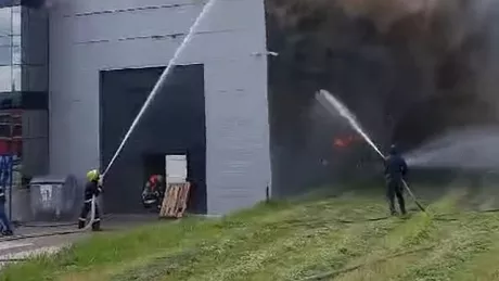 Incendiu devastator la hala unui producător de tâmplărie PVC din Suceava