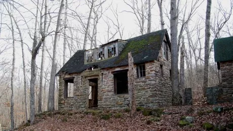 A descoperit o casa abandonata in padure. Cand i-a trecut pragul a facut o descoperire neasteptata