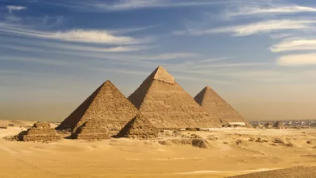 Piramida lui Menkaura cea mai mica dintre cele trei structuri megalitice de la Giza