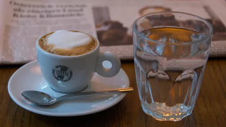 5 motive sa bei si apa in timp ce iti bei cafeaua