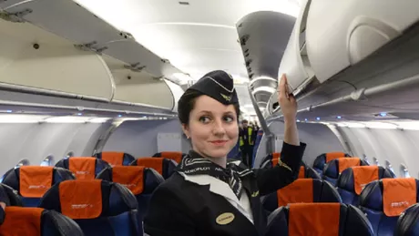 De ce se plimba de fapt stewardesele pe culoar in avion Nici prin gand nu-ti trece