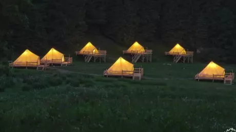 Glamping conceptul de camping adorat de turistii care ne viziteaza. Pretul unui cort