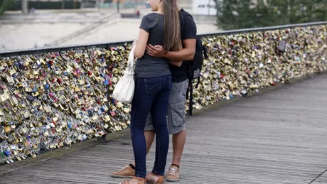 Fara lacate pe Podul Dragostei din Paris. Autoritatile inlocuiesc grilajele de fier cu panouri de plastic
