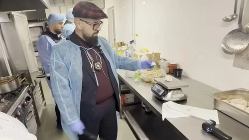 Piedone, surprins de ingredientele parizerului de porc: „De ce puneți gheață?”
