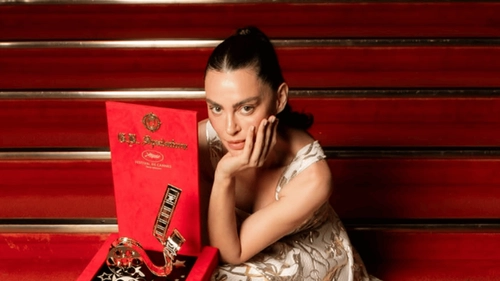 Catrinel Menghia a atras toate privirile la Cannes. Ce premiu a primit modelul