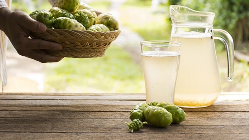 Ce boli poți trata cu siropul de noni? Misteriosul fruct tropical cu beneficii minune pentru sănătate!