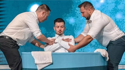 Zanni și-a schimbat religia la 26 de ani și s-a botezat. Ce alte vedete aparțin acestui cult