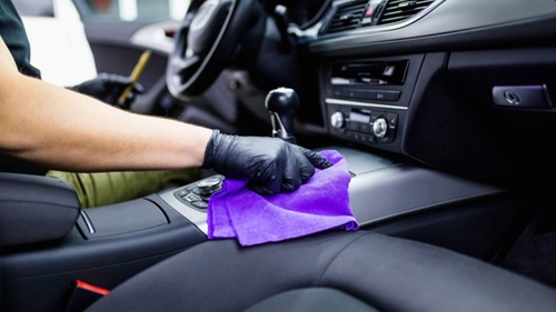 Ce soluție naturală de curățat este eficientă pentru o tapițerie auto? Află ce pericole ascund bacteriile din mașini!