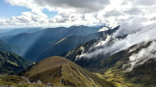 Iată un traseu de o zi spre Vârful Moldoveanu – O destinație spectaculoasă, ce merită cu siguranță văzută