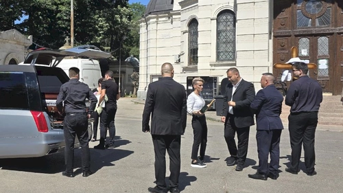 Ținuta neașteptată purtată de Maria Dragomiroiu la priveghiul lui Ion Cernea a stârnit rumoare. Toți au făcut ochii cât cepele!