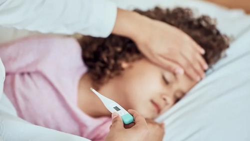 E bine să scoți copilul afară când are febră? Iată câteva sfaturi utile, oferite de către Dr. Micaella Kantor