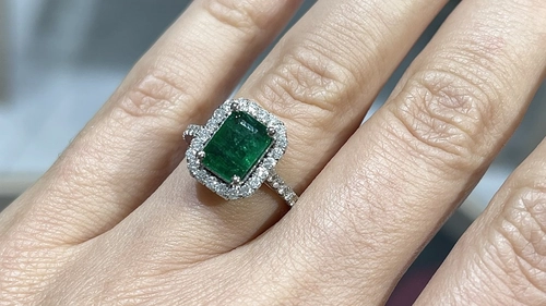 Ce semnifică un inel de logodnă cu piatră verde? Iată cum o poți impresiona pe partenera ta!