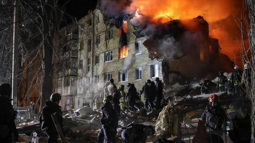 Ce înseamnă să visezi un bloc dărâmat? De ce poate să simbolizeze instabilitatea emoțională sau conflicte familiale