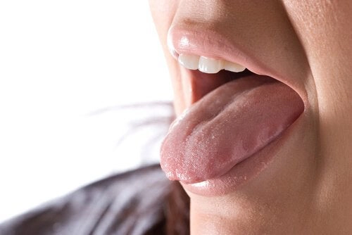 femeie cu gust amar în gură