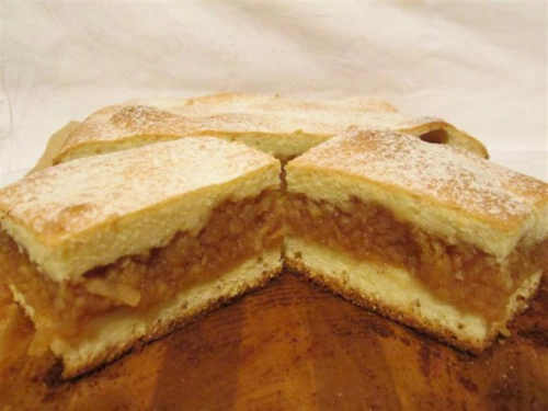 prăjitură turnată cu mere feliată