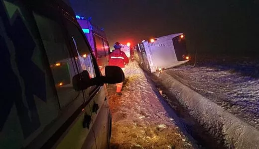 Autocar cu șase persoane răsturnat în Suceava 8211 FOTO