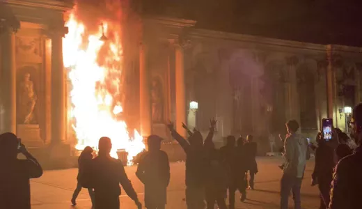 Protestele continuă în Franța La Bordeaux primăria este în flăcări 8211 VIDEO