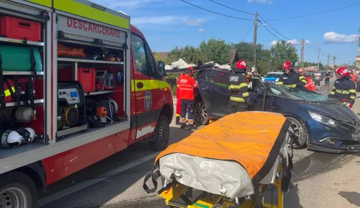 Un șofer a rămas încarcerat după ce a adormit la volan și s-a izbit violent de un copac în Tulcea