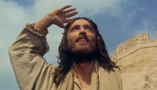 Câți ani are și cum arată Robert Powell actorul care a avut rolul principal în filmul Iisus din Nazaret