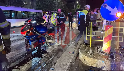 Accident rutier în municipiul Iași Un motociclist a intrat în refugiul pentru pietoni 8211 EXCLUSIV FOTOVIDEO UPDATE
