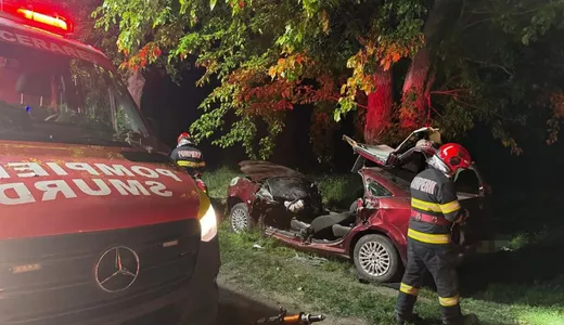 Accident rutier grav la Vaslui O femeie a decedat și o altă persoană a fost grav rănită după ce mașina în care se afla a intrat într-un copac 8211 FOTO