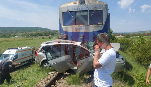 Accident feroviar grav la Iași Un autoturism a fost lovit de tren 8211 UPDATE EXCLUSIV FOTO VIDEO
