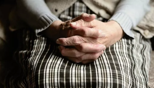 O bătrână din Suceava a încercat să obțină pensionarea cu o adeverință falsă. Cu ce pedeapsă se poate alege femeia