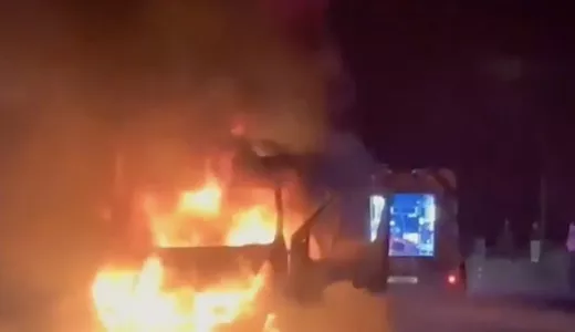 O ambulanță a luat foc în noaptea de Înviere în timp ce se afla în misiune în Mureș. Pacienta a fost salvată în ultimul moment din mașină