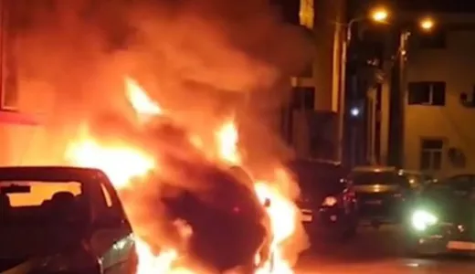 Două autoturisme s-au făcut scrum în București. Mașinile au luat foc în timp ce erau parcate