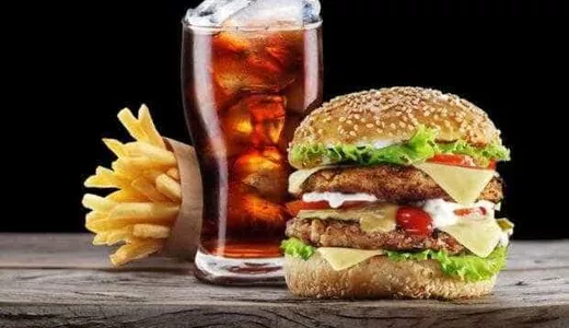Mâncarea tip fast-food și sucurile devin ilegale la mai puțin de 500 de metri de instituțiile de învățământ
