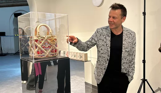 O geantă Dior dintr-o sută produse în lume este expusă pentru câteva zile la Iași. Iată cât valorează bijuteria pe care orice femeie și-ar dori-o 8211 FOTOVIDEO