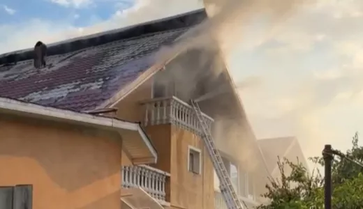 După o ploaie torențială de 10 minute acoperișul unei case din Baia Mare a fost cuprins de flăcări în urma unui fulger