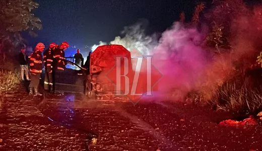 Un autoturism a luat foc în mers la Iași. Mai multe echipaje de pompieri au intervenit 8211 EXCLUSIV FOTO