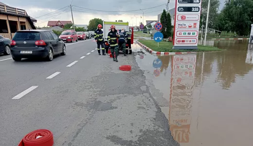 Circulație îngreunată în urma ploilor abundente pe DN 28 între km 29-33 Războieni județul Iași