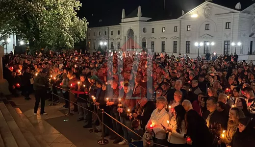 Hristos a Înviat Sute de credincioși participă la slujba de Înviere oficiată de Mitropolia Moldovei și Bucovinei  FOTO LIVE VIDEO