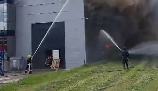 Incendiu devastator la hala unui producător de tâmplărie PVC din Suceava