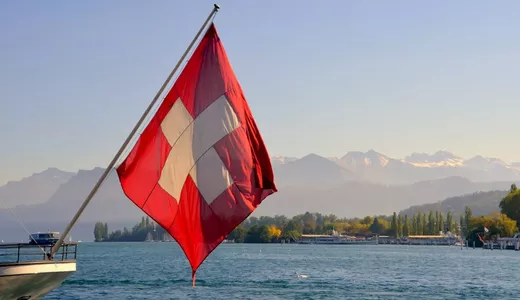 Ce reprezintă steagul Elveției Designul său simplist dar puternic îl face unul dintre cele mai puternice simboluri ale neutralității