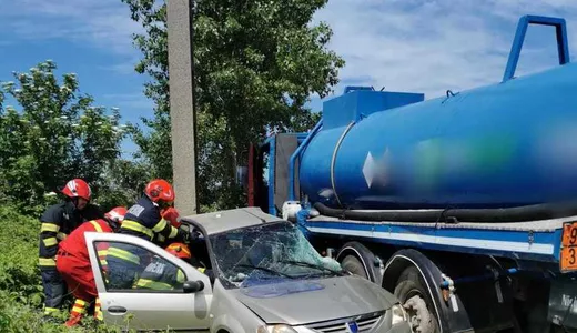 Accident grav cu victime în Prahova. O cisternă goală și o mașină s-au ciocnit