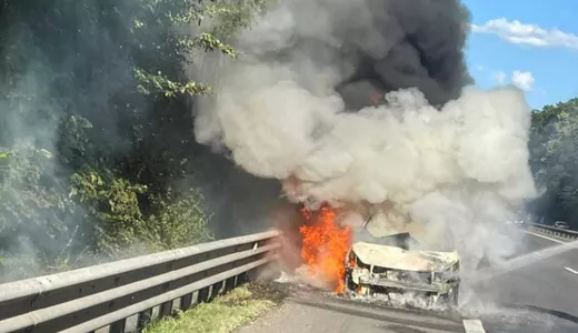 O mașină a luat foc în mers pe autostrada București-Pitești. Șoferul și pasagerii au reușit să iasă teferi din autoturism