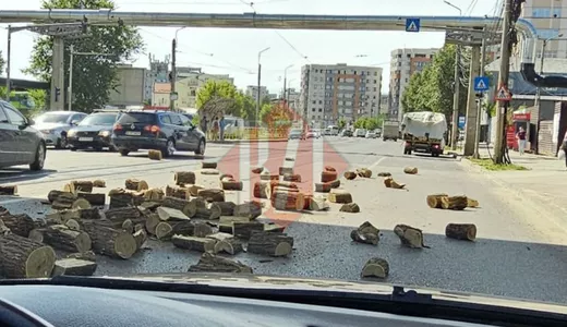 Incident la Iași Lemne căzute dintr-un camion în pasajul Octav Băncilă. Trafic îngreunat