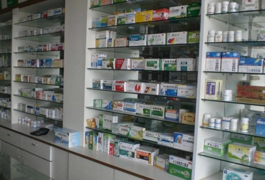 rafturi cu pastile dintr-o farmacie