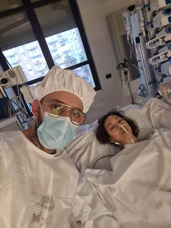 sotul Mihaelei cu masca lagura si in cap langa patul mihaelei care este conectata la aparate imediat dupa operatie