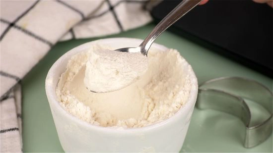 o lingură de făină albă luată dintr-un bol